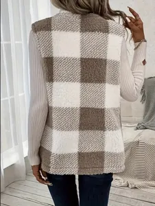 Vue arrière détaillée d'un gilet ample à carreaux pour femme en texture polaire douillette