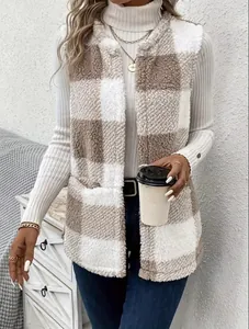 Détail de la veste en polaire à carreaux pour femme avec une texture de tissu sherpa doux