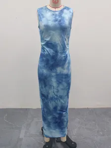 Vorderansicht ärmelloses blau-weißes Batik-Maxikleid in schmaler Passform auf Schaufensterpuppe