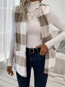 Détail d'un gilet tendance en polaire sherpa à carreaux pour femme au toucher doux