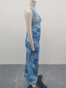Seitenansicht eines ärmellosen blauen Midikleids mit Batikmuster auf einer Puppe.