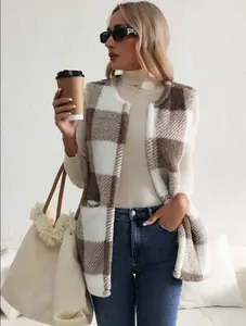 Gilet pelucheux à carreaux marron et blanc porté par un mannequin sur un col roulé crème.