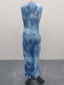 Rückansicht eines blauen und weißen Batik-ärmellosen, schmal geschnittenen Midikleides