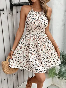 Detailaufnahme eines Sommerkleides mit Leopardenmuster, Neckholder und gesmokter Taille