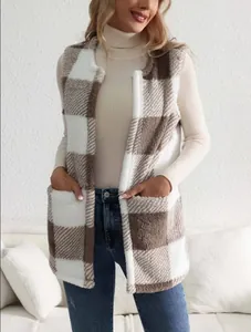 Gros plan détaillé d'un gilet en polaire sherpa à carreaux pour femmes avec poches