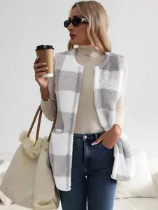 Gilet en polaire à carreaux gris et blanc pour femme avec vue détaillée élégante.