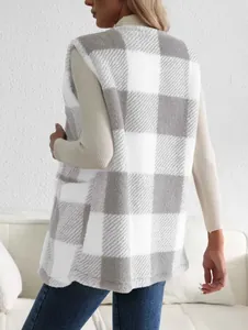 Vue arrière d'un gilet en fausse fourrure à carreaux gris et blanc sur un pull côtelé
