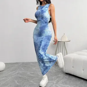 Eng anliegendes ärmelloses Maxikleid mit blauem Batikmuster für Damen in einem Wohnraum