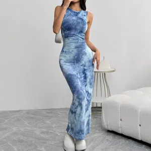 Ganzkörperansicht eines blauen Batik-Maxikleides in ärmelloser, figurbetonter Form