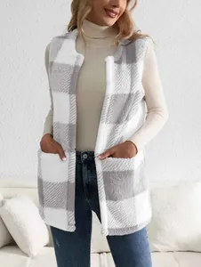 Détail de la vue de face d'un gilet en peluche à carreaux gris et blanc avec poches