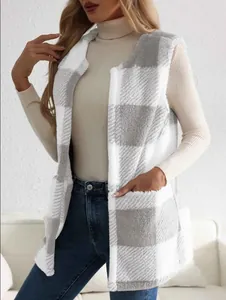 Vue détaillée d'un gilet sans manches à carreaux pour femme avec une texture douce en peluche grise