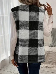 Vue arrière détaillée d'un gilet en polaire sherpa à carreaux noir et blanc pour femmes