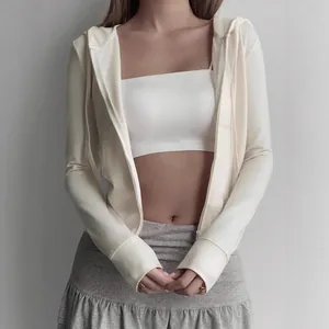 Detalle de una sudadera con capucha de algodón de punto crema con un diseño entallado