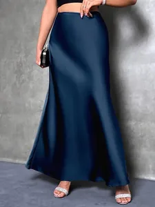 Eleganter dunkelblauer Satin-Maxirock mit hoher Taille und glatter Stofftextur