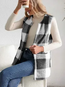 Gilet en peluche à carreaux noir et blanc pour femme dans un look décontracté et élégant