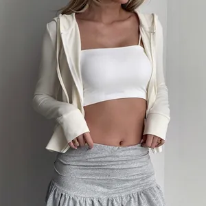 Detalle de un conjunto urbano chic de 3 piezas con sudadera blanca con capucha y falda