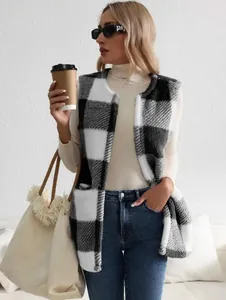 Détail du gilet en peluche à carreaux noir et blanc ample pour femme look street style