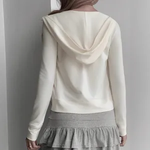 Vista trasera detallada de una sudadera blanca con capucha de algodón tejido de calidad