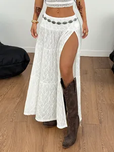 Dettaglio gonna lunga in pizzo bianco con spacco alto e tessuto strutturato per vacanze