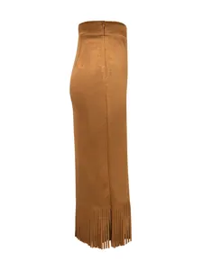Seitenansicht eines eleganten braunen Wildleder-Maxirocks mit stilvollem Fransensaum