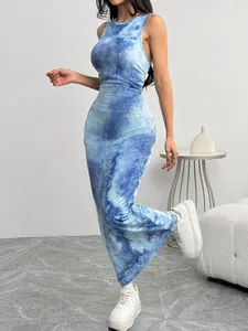 Sexiges blaues Batik-Maxikleid ärmellos und figurbetont in minimalistischem Studio
