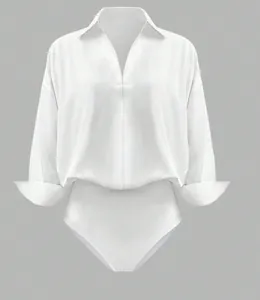 Μπροστινή όψη ενός κομψού λευκού slim-fit bodysuit πουκαμίσου με γιακά και λαιμόκοψη V