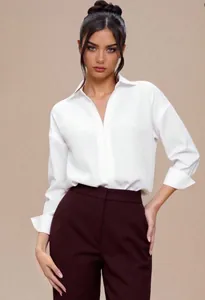 Κομψό λευκό πουκάμισο bodysuit με πέτο και στενή εφαρμογή για μοντέρνα γυναικεία μόδα
