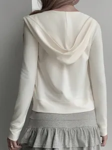 Vista trasera de una elegante sudadera blanca de punto con capucha para mujer estilo