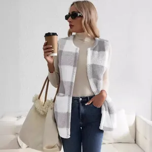 Gilet en polaire à carreaux pour femme en blanc et gris, coupe ample et décontractée.