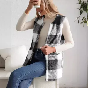 Gilet douillet à carreaux noir et blanc pour femme, veste sans manches élégante.