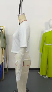 Seitenansicht eines weißen Kurzarm-Bodys mit filigranen Ärmeln aus floraler Spitze.