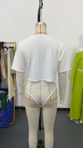 Rückansicht weißer Body mit kurzen Ärmeln, floralen Spitzeärmeln und rückenfreiem Design