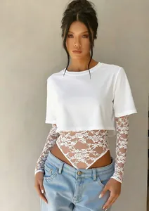 Detailansicht eines weißen Spitzen-Bodys unter einem bauchfreien T-Shirt in Weiß.