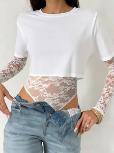 Detailansicht weißer Body mit Spitzenbesatz, kurzen Ärmeln und engem Schnitt
