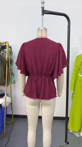 Vista posteriore di una camicetta bordeaux con maniche a balze e vita elastica su manichino