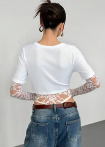 Rückansicht eines weißen Slim-Fit-Bodys mit eleganten Spitzen-Patchwork-Ärmeln.