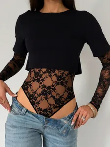 Detailansicht eines trendigen schwarzen Spitzen-Bodysuit-Sets für Damen mit Crop-Top
