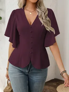 Elegante top a maniche corte con scollo a V profondo, bottoni e vita aderente