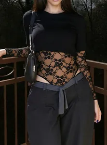 Detail eines schmal geschnittenen Spitzen-Bodysuits mit kurzen Ärmeln und Netzstruktur