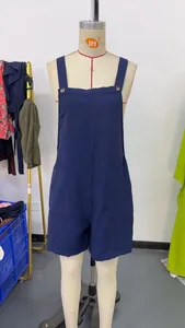 Peto corto informal azul marino para mujer con pernera ancha y tirantes ajustables de moda