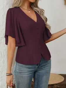 Dettaglio dell'elegante top color prugna con scollo a V e bottoni
