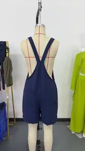 Vista trasera detallata de un mono corto sin mangas azul marino informal para mujer, holgado.