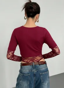 Detaillierte Rückansicht eines weinroten Bodysuits mit Spitzenärmeln und Ausschnitt