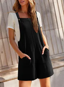 Detalle del mono corto negro para mujer con tela texturizada y prácticos bolsillos