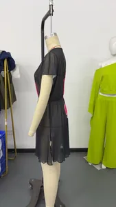 Detailansicht der taillierten Taille und des Netzstoffs eines schwarzen Sommerkleides