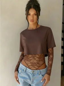 Eleganter brauner Body-Crop-Top mit Spitzen-Patchwork, getragen von einem Model