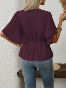 Vista posteriore di elegante camicetta bordeaux con scollo a V e maniche a volant.