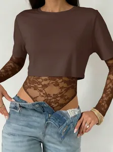 Nahaufnahme eines braunen kurzärmeligen Bodys mit aufwendiger Spitzen-Patchwork-Detail
