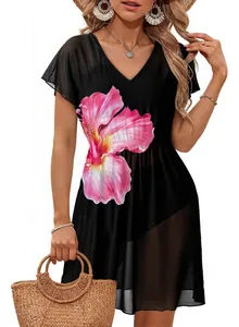 Detailansicht dieses eleganten schwarzen Netzschleier-Kleides mit lebhaftem rosa Blumendruck.
