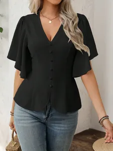 Dettaglio dello scollo a V profondo e dei bottoni frontali di questo elegante top nero